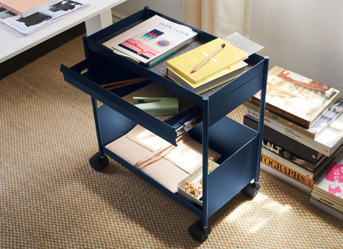 Chariot de bureau Herman Miller OE1 bleu marine avec tiroir fixe et roulettes.
