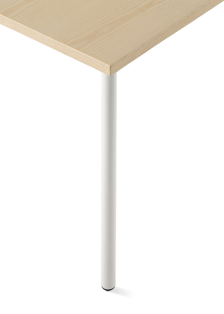 Gros plan sur le pied blanc d'un bureau Herman Miller OE1 en chêne clair.