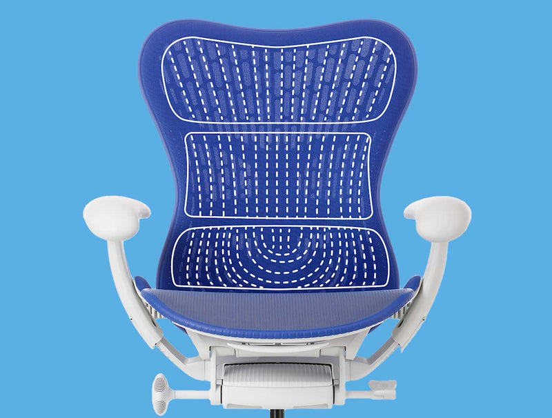 Vidéo d'une chaise de bureau Mirra 2 bleue et blanche d'Herman Miller, présentée de face avec des graphiques blancs superposés, mettant en valeur son dossier ergonomique.