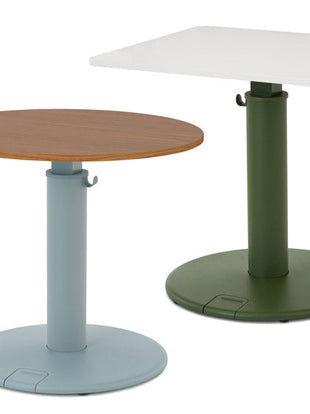 Deux bureaux debout OE1 de Herman Miller, l'un avec un plateau rond en noyer et une base bleue, l'autre avec un plateau rectangulaire blanc et une base verte.