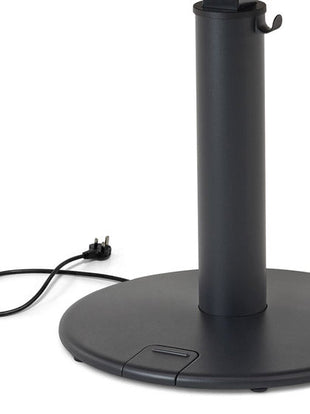Gros plan d'un bureau debout OE1 noir de Herman Miller, montrant le câble d'alimentation.