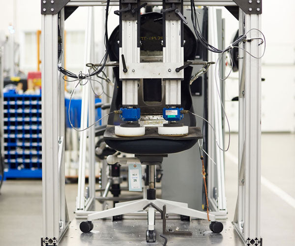 Photo du test de choc et d'humidité qui garantit que toutes les chaises Herman Miller peuvent résister au transport et aux climats du monde entier.