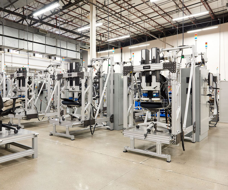 Photo de certaines des machines utilisées pour tester toutes les chaises de bureau Herman Miller.