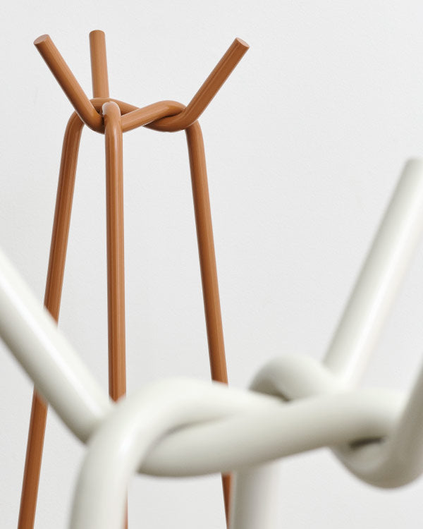 Gros plan sur un porte-manteau Knit de HAY, montrant les tubes métalliques reliés entre eux dans leur partie supérieure.