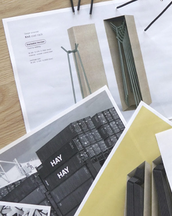 Gros plan sur les instructions de montage d'un porte-manteau Knit de HAY.