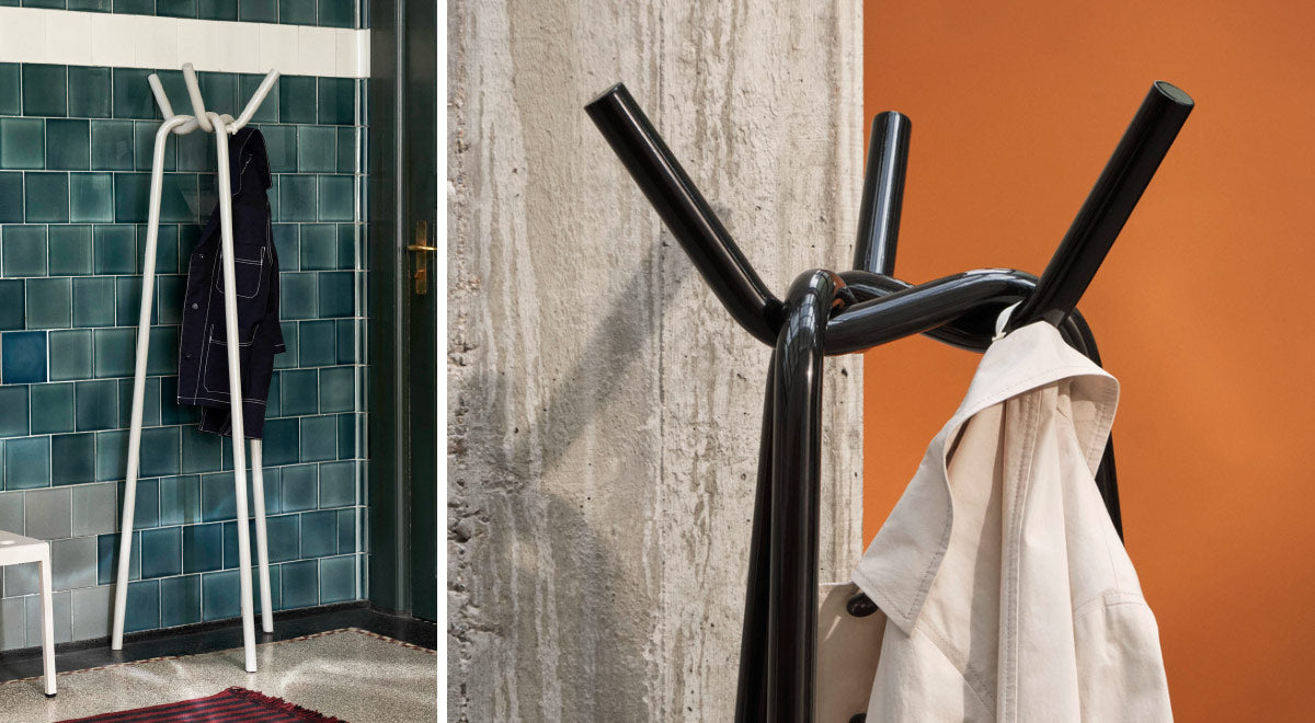 Collage de deux images. La première montre un porte-manteau Knit blanc de HAY dans un couloir, sur lequel est accrochée une veste en jean. La seconde est un gros plan d'un porte-manteau Knit noir de HAY sur lequel est accrochée une veste blanche.
