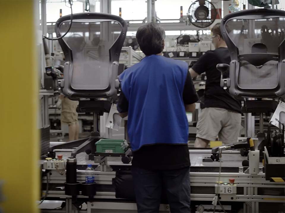 Vidéo de la chaîne de production Aeron assemblant la chaise de bureau Aeron Iconic