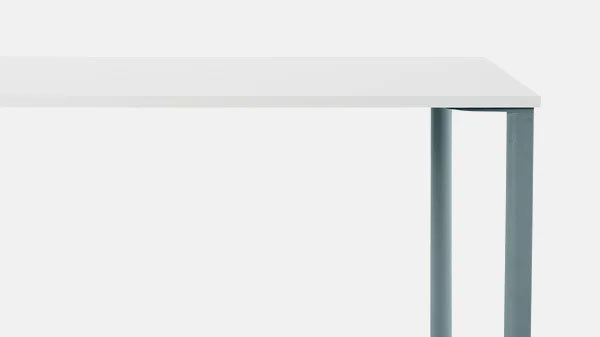 Gros plan de face d'un bureau OE1 bleu et blanc de Herman Miller.