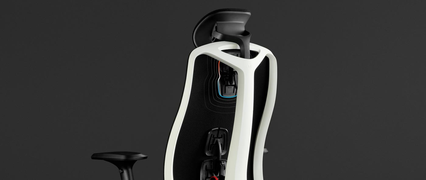 Vue arrière d'un fauteuil de jeu Vantum blanc et noir de Herman Miller, avec superposition de graphiques blancs mettant en évidence le support du dossier et l'appui-tête.