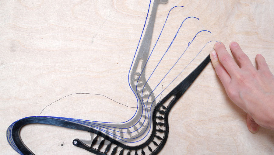 Prototype de la colonne vertébrale d'une chaise de bureau Setu d'Herman Miller, montrant comment le dossier de la chaise bouge, se plie et s'infléchit.