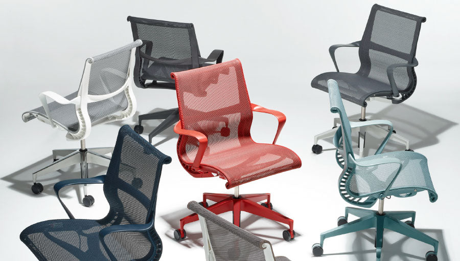 Un groupe de chaises de bureau Setu d'Herman Miller dans un éventail de couleurs.