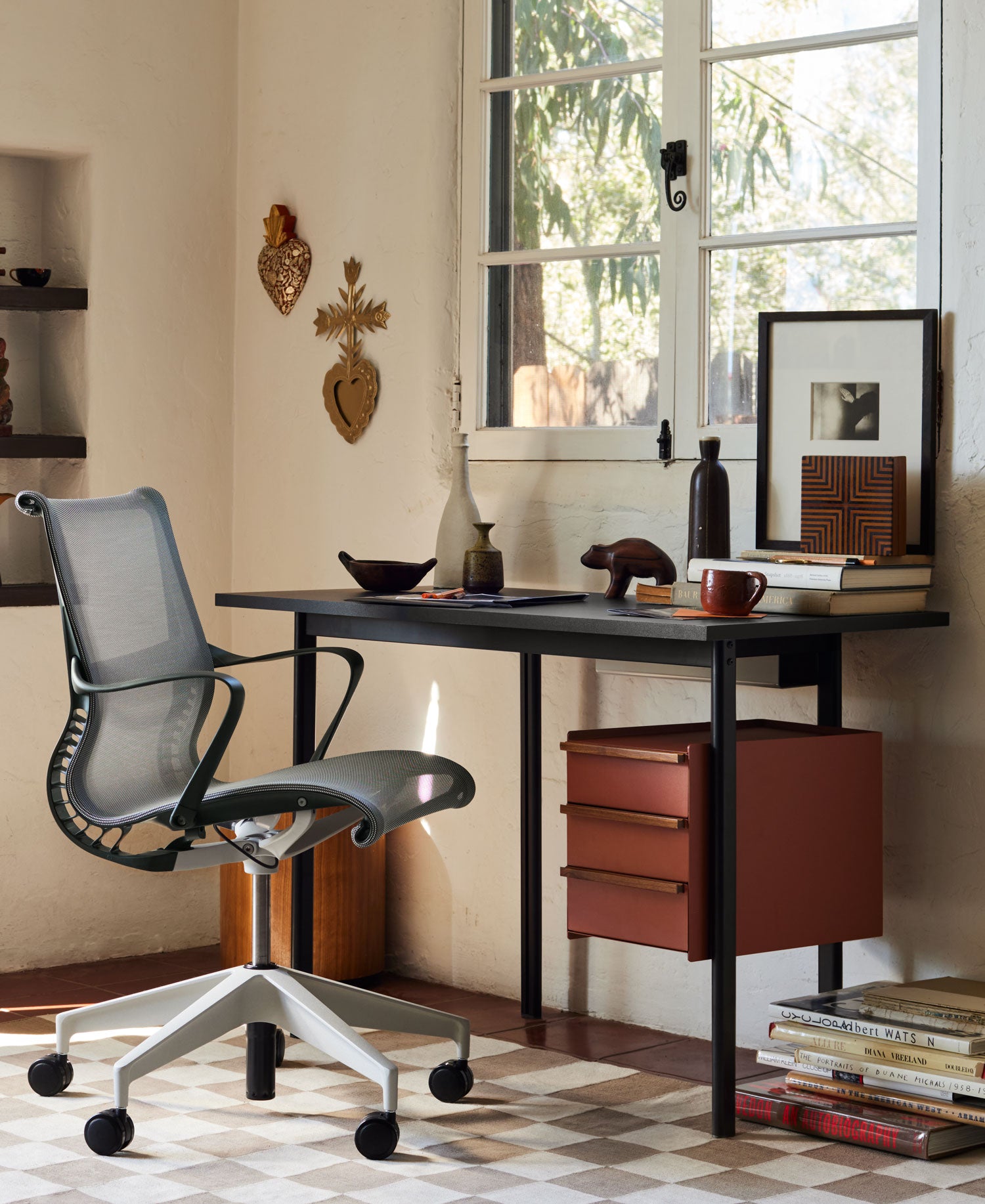 Aménagement de bureau à domicile avec une chaise de bureau Setu gris foncé et un bureau compact Mode noir avec rangement à tiroirs.