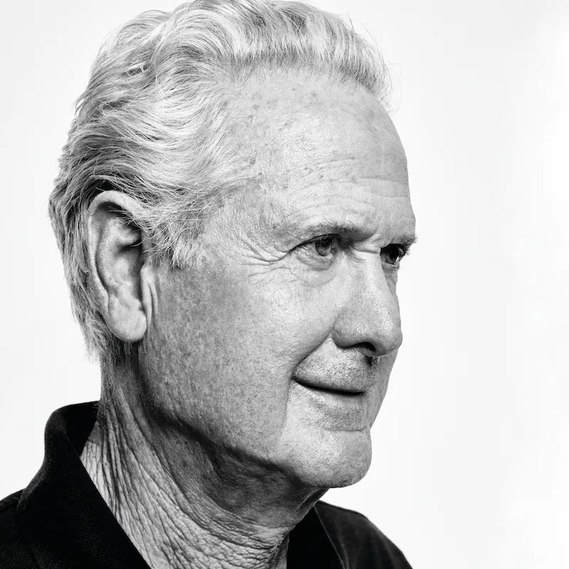 Portrait en noir et blanc de Don Chadwick