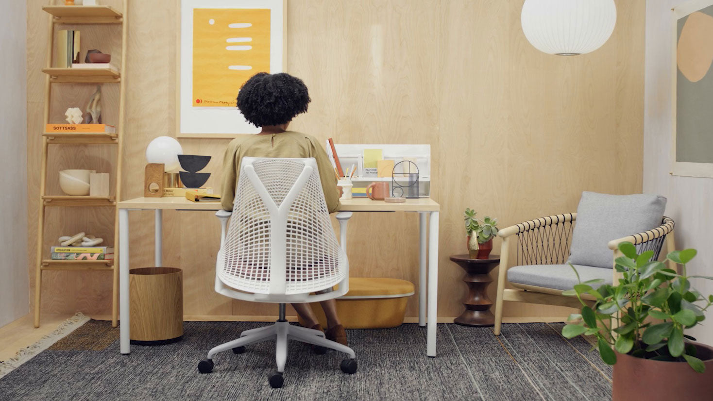 Vidéo montrant différents bureaux à domicile avec différentes personnes, avec des gros plans sur les chaises de bureau et les bureaux utilisés