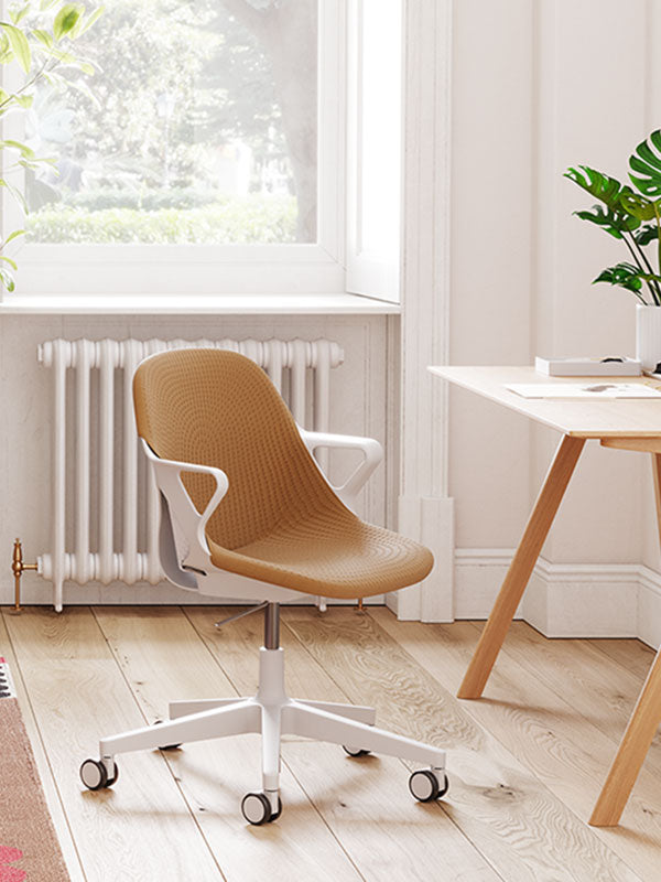 Chaise de bureau Zeph en blanc avec assise et dossier rose, avec bureau Hay Copenhague 90 en chêne