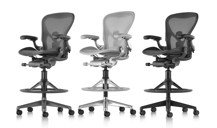 Gamme de fauteuils de bureau Aeron de Herman Miller, montrant les trois couleurs disponibles - Graphite, Onyx et Mineral.