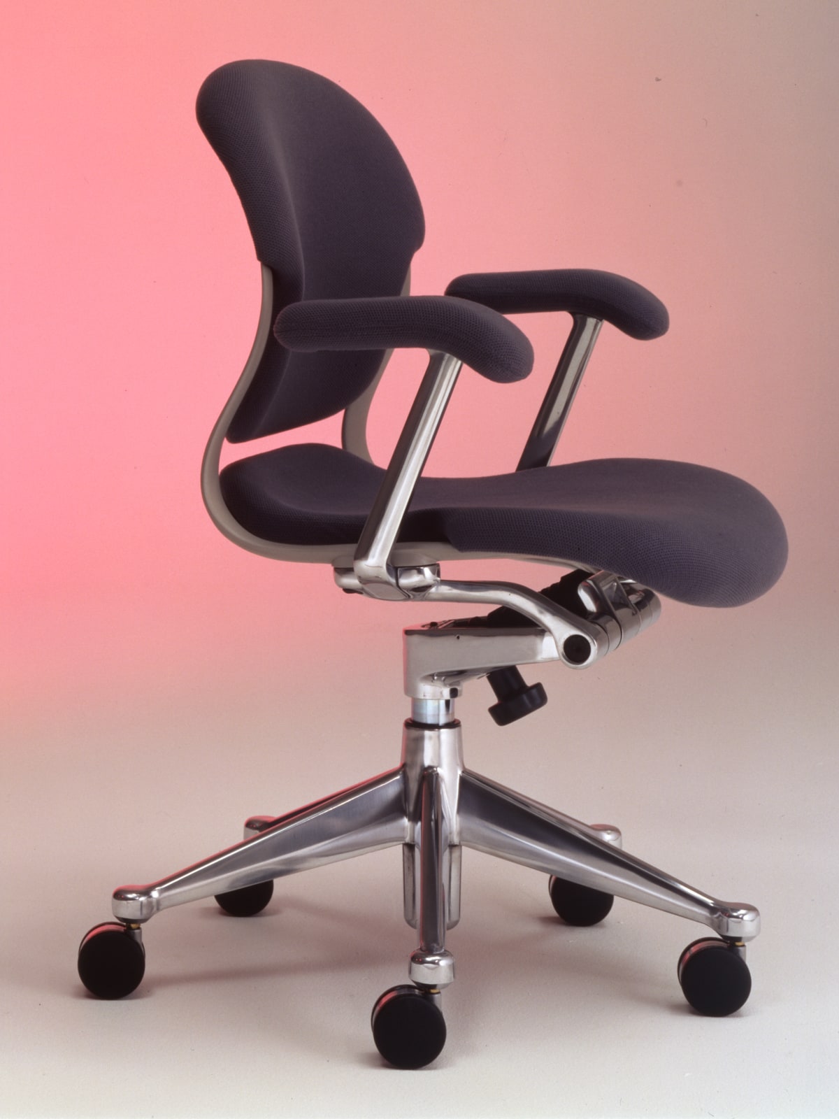 Une chaise Herman Miller Ergon avec quincaillerie policée et revêtement gris foncé