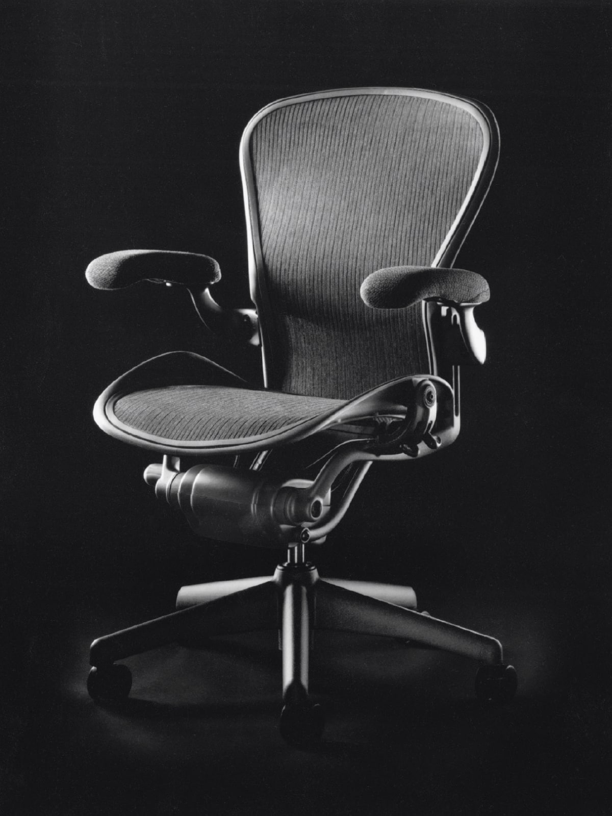 Une chaise Herman Miller Aeron Classic avec des accoudoirs rembourrés