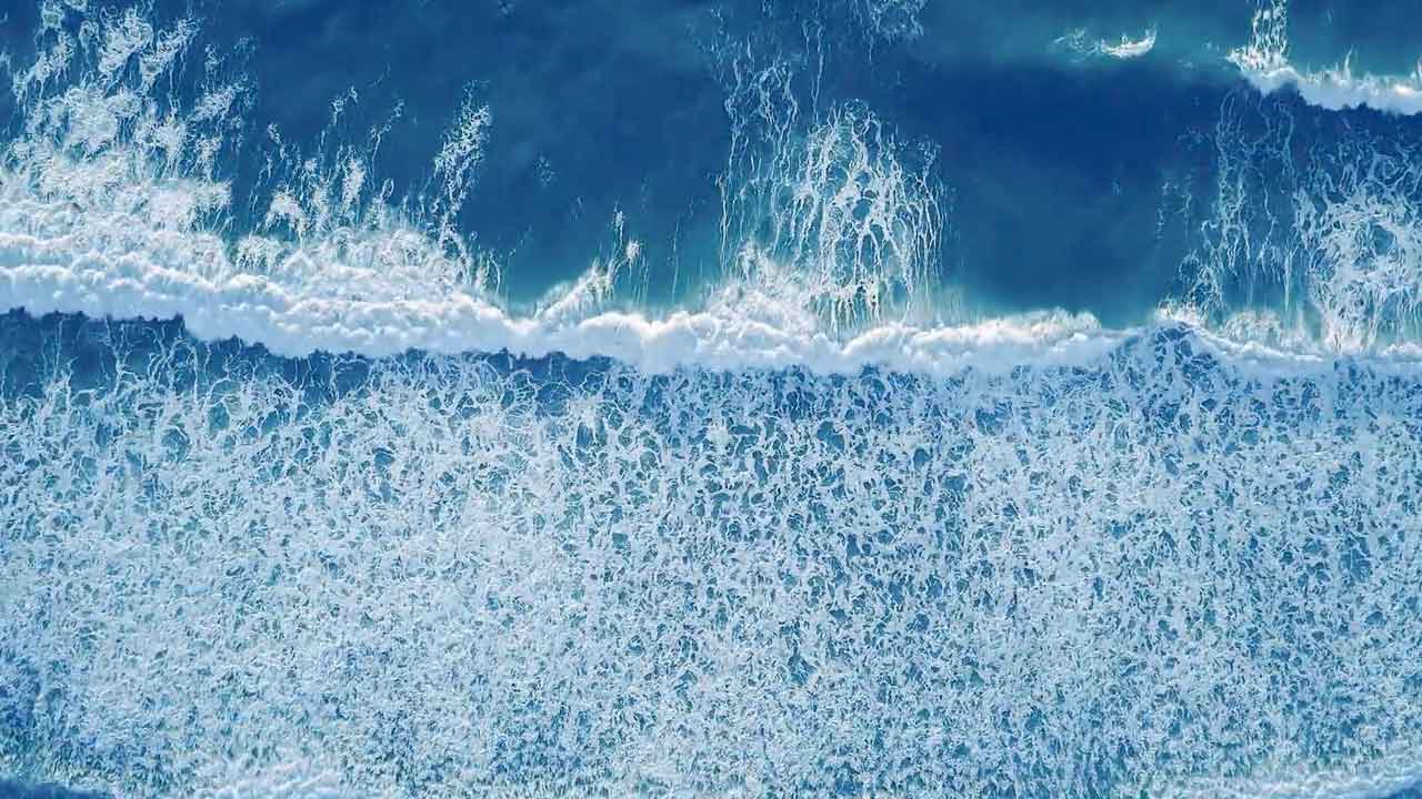 Vidéo montrant le processus de conception et de fabrication de la chaise de bureau Aeron de Herman Miller, désormais fabriquée à partir de plastiques provenant des océans.