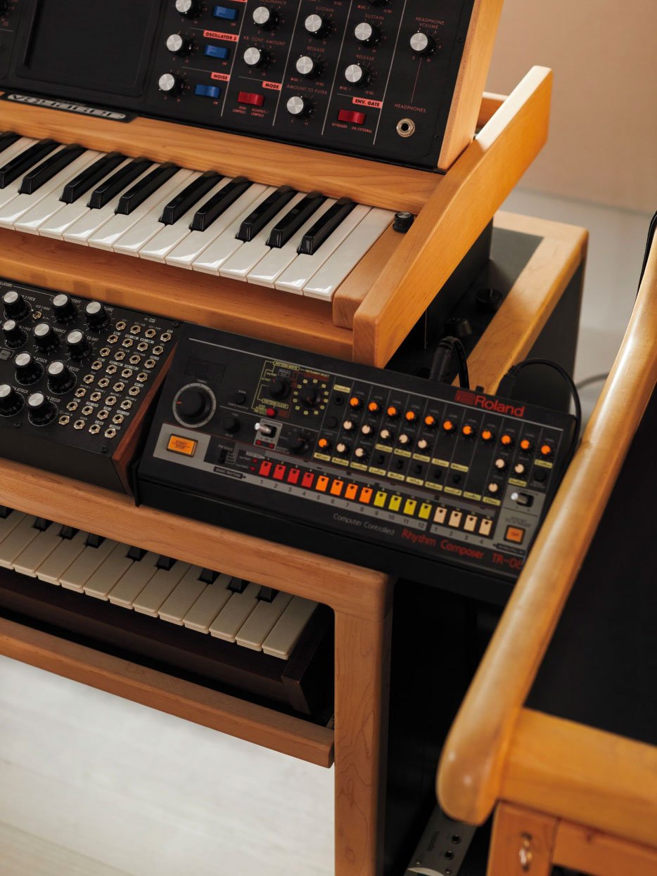 Gros plan sur divers claviers et équipements de production musicale