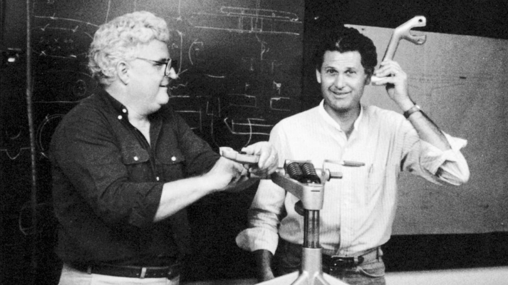 Photo en noir et blanc de Don Chadwick et Bill Stumpf, les designers du fauteuil de bureau Icon Herman Miller Aeron
