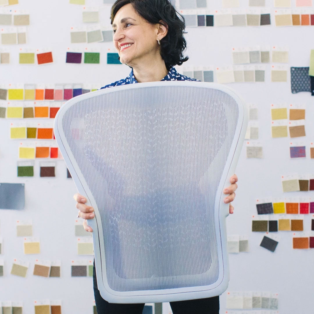 Vidéo montrant un collaborateur de Herman Miller tenant différents éléments de dossier de couleur différente du fauteuil de bureau Aeron