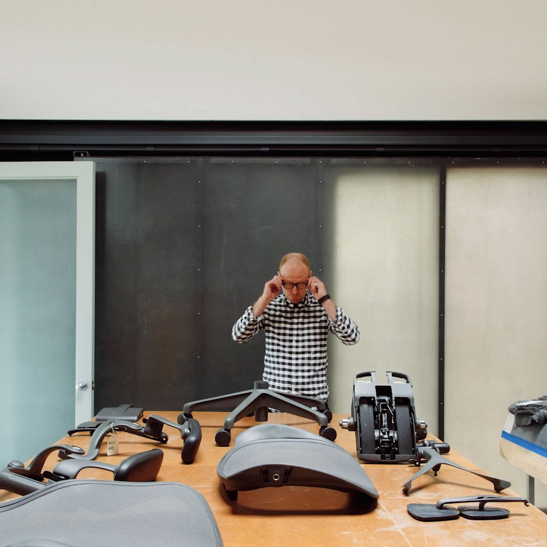 Vidéo montrant la fabrication d'un fauteuil Herman Miller Aeron à partir d'un plateau recouvert d'une housse et de différents éléments